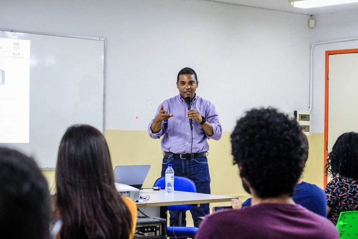 Clayton Santos profere aula inaugural do curso de Especialização em Assessoria de Imprensa da Ufal.
