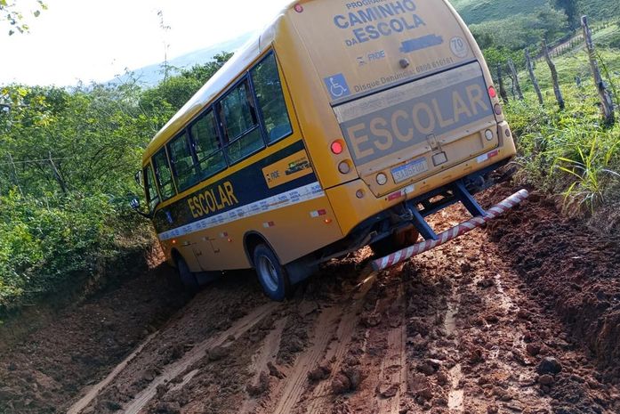 Ônibus escolar que transportava estudantes derrapa e fica atravessado em estrada vicinal em Palmeira dos Índios