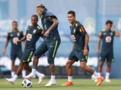 Neymar se queixa de dores no tornozelo direito e deixa treino