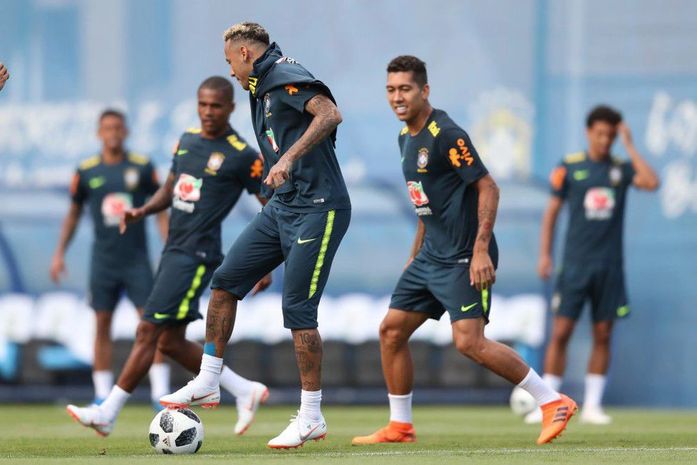 Neymar se queixa de dores no tornozelo direito e deixa treino