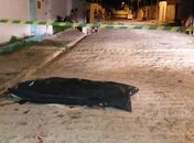 Na madrugada, homem é morto em residencial por três suspeitos armados
