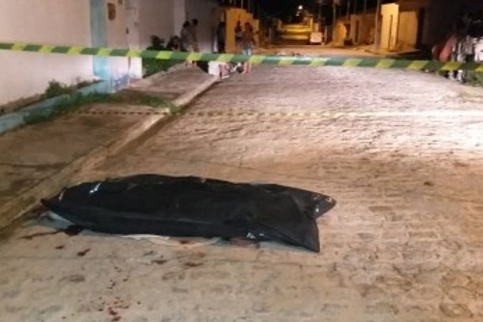 Na madrugada, homem é morto em residencial por três suspeitos armados