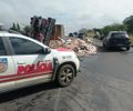 Caminhão carregado com cerâmica tomba na AL-115 e carga se espalha na pista