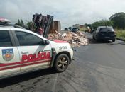 Caminhão carregado com cerâmica tomba na AL-115 e carga se espalha na pista