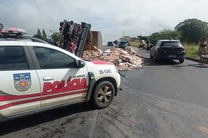 Caminhão carregado com cerâmica tomba na AL-115 e carga se espalha na pista