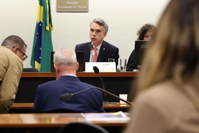Rafael Brito defende urgência na votação de projetos que protegem crianças de abusos na internet