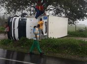 Motorista perde o controle de caminhão-baú que capota na entrada de Jacaré dos Homens