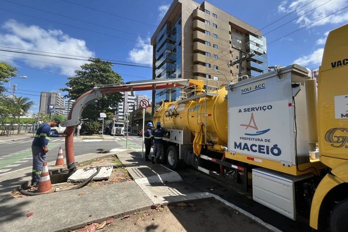 Avenida Sandoval Arroxelas recebe serviços de manutenção de drenagem