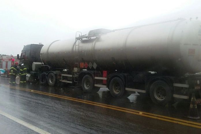 Carretas colidiram na BR-101 em Rio Largo