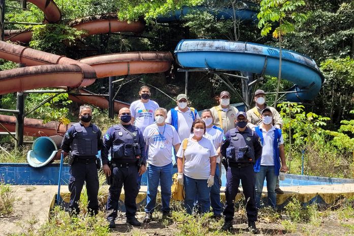Agentes de endemias monitoram focos de dengue no antigo Ecopark, na Serraria