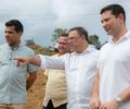 Luciano Barbosa e Leo Saturnino vistoriam canteiro de obras na Vila Bananeiras