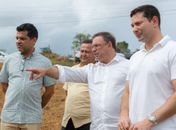 Luciano Barbosa e Leo Saturnino vistoriam canteiro de obras na Vila Bananeiras