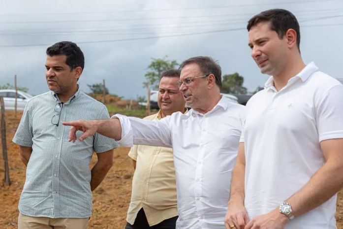 Luciano Barbosa e Leo Saturnino vistoriam canteiro de obras na Vila Bananeiras