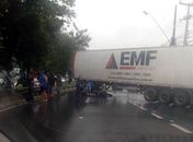 Colisão entre moto e caminhão aconteceu na Avenida Durval de Goes Monteiro, em Maceió