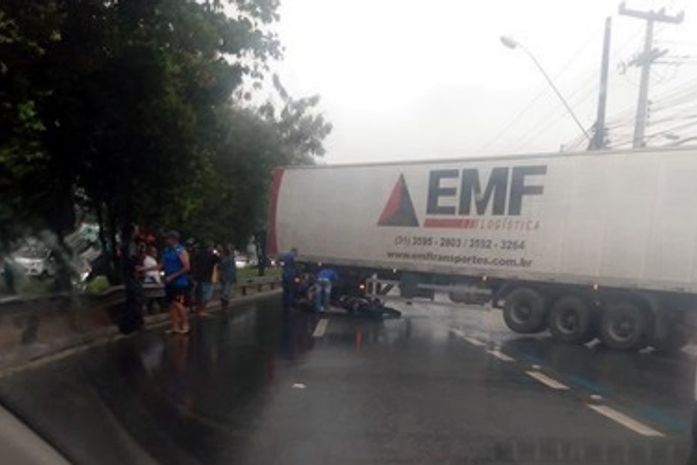 Colisão entre moto e caminhão aconteceu na Avenida Durval de Goes Monteiro, em Maceió