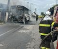 Vídeo: Ônibus de transporte coletivo é destruído pelo fogo no meio da rua no Feitosa, em Maceió