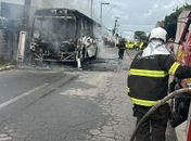 Vídeo: Ônibus de transporte coletivo é destruído pelo fogo no meio da rua no Feitosa, em Maceió