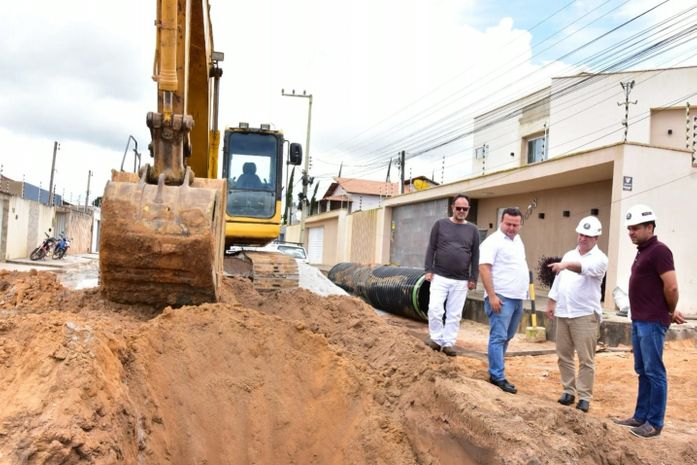 Prefeito Luciano acompanha início da pavimentação de 22 ruas no São Luiz