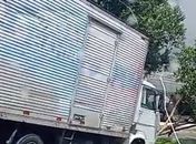 Caminhoneiro perde o controle e veículo para no canteiro central da Avenida Durval de Góes Monteiro
