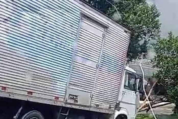 Caminhoneiro perde o controle e veículo para no canteiro central da Avenida Durval de Góes Monteiro