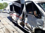 Colisão entre van e ônibus escolar é registrado na Avenida Ceci Cunha, em Arapiraca