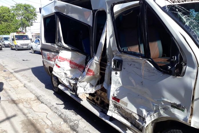 Colisão entre van e ônibus escolar é registrado na Avenida Ceci Cunha, em Arapiraca