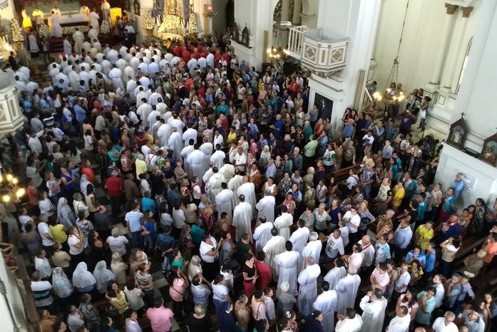 As missas em comemoração iniciaram as 6h da manhã deste domingo (27).