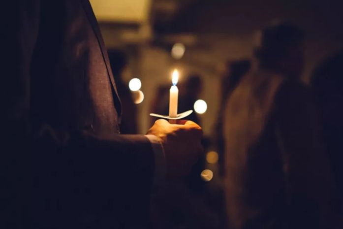 Durante a Vigília Pascal os fiéis passamos a noite velando em preparação para o Domingo da Ressurreição de Jesus.