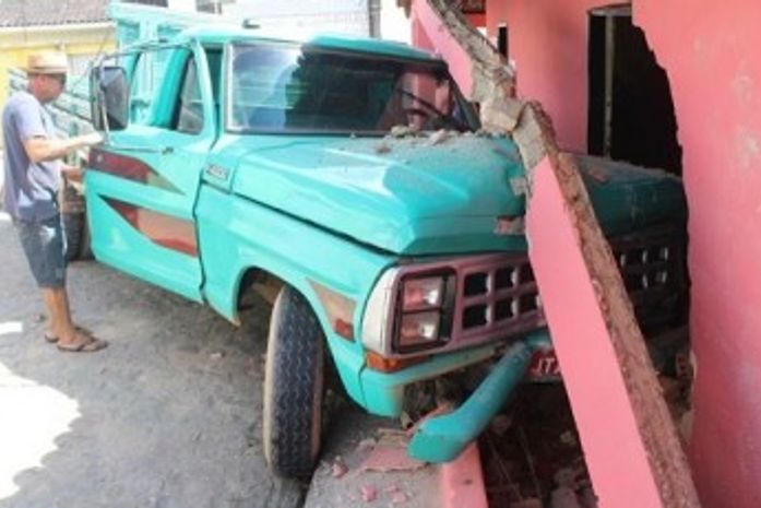 Residência foi atingida por caminhão sem freio