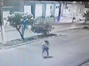 Estudante é atropelada por entregador ao atravessar rua usando celular, no Sertão