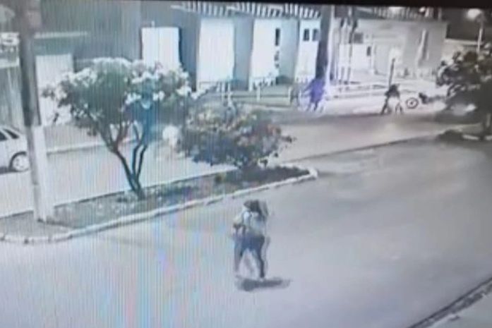 Estudante é atropelada por entregador ao atravessar rua usando celular, no Sertão