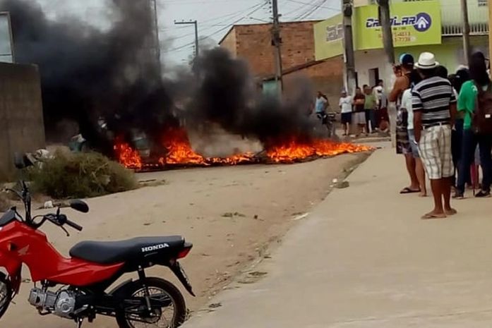 Protesto é realizado por moradores do Hélio Jatobá III em São Miguel dos Campos