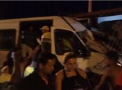 Motorista de van passa mal, perde controle da direção e veículo colide com residência no Jacintinho