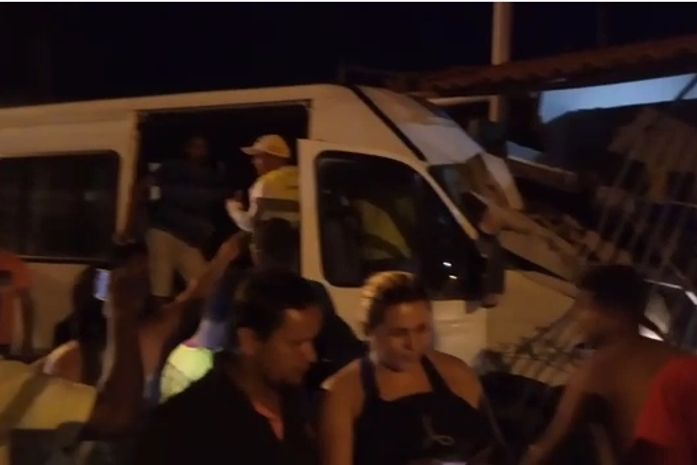 Motorista de van passa mal, perde controle da direção e veículo colide com residência no Jacintinho