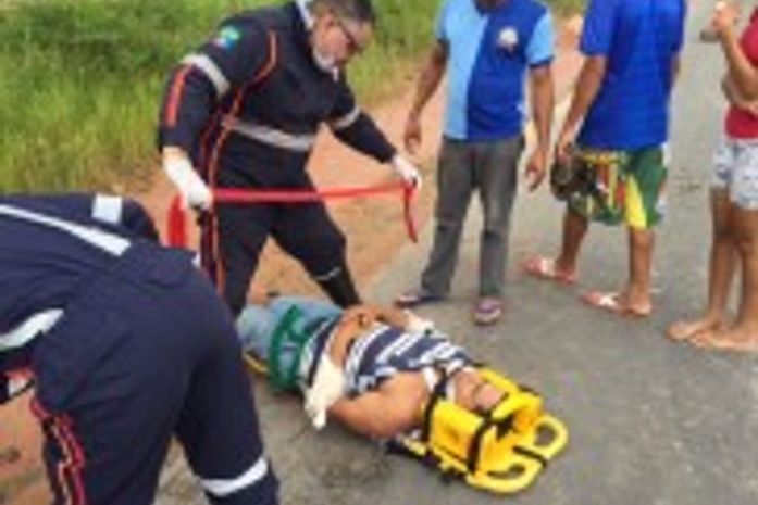Condutor da motocicleta foi socorrido pela equipe do Samu