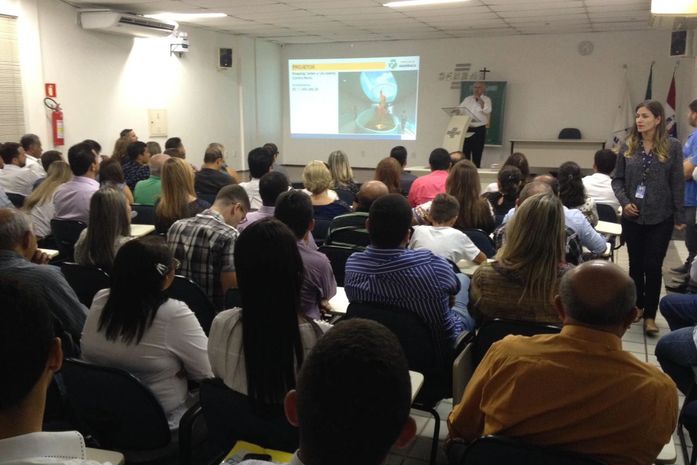 empresários participam de reunião no SEBRAE