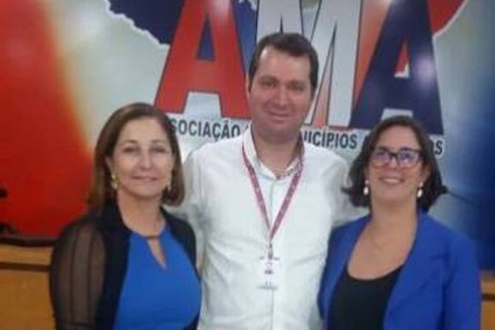 As organizadoras ladeando Pedro Fero
