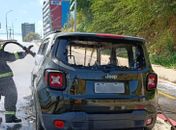 Incêndio destrói veículo de passeio na Avenida Josefa de Melo