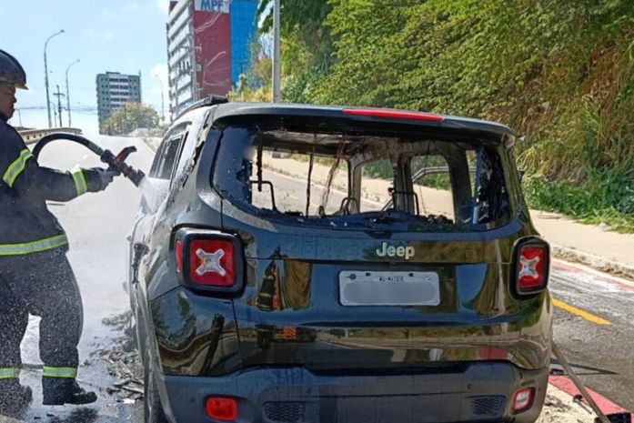 Incêndio destrói veículo de passeio na Avenida Josefa de Melo