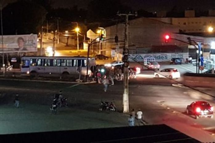 Colisão entre ônibus e cinquentinha deixa homem ferido no Agreste