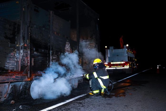 Carreta que seguia viagem para Pernambuco sofre incêndio no município de Canapi