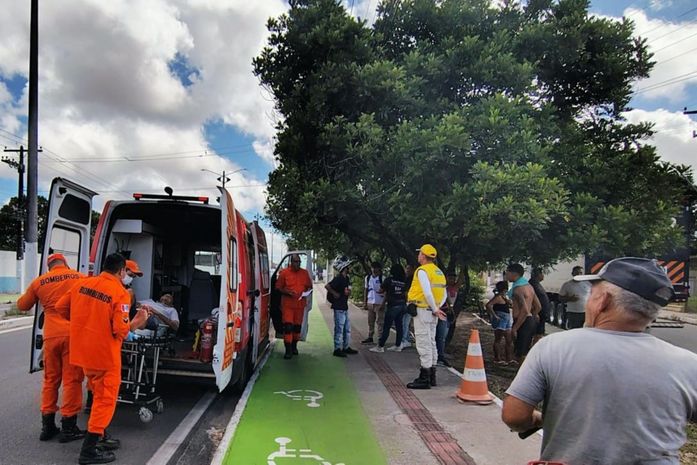 Motociclista é socorrido após colidir com carro no Benedito Bentes