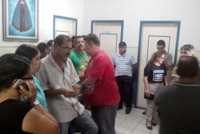 Professores da rede municipal ocupam antessala do gabinete do prefeito de Lagoa da Canoa