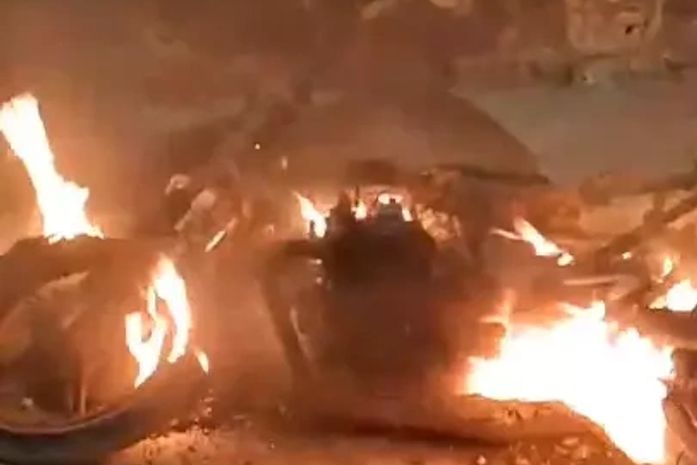 Durante tentativa de assassinato, homem é perseguido e tem moto queimada em Maceió