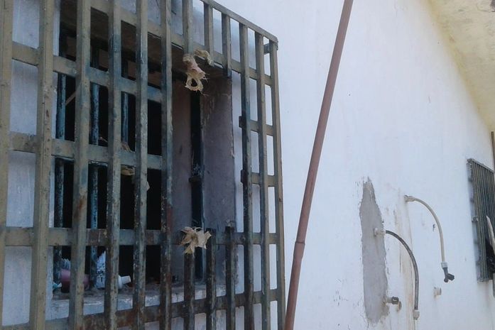 Janelas foram serradas e dois presos fugiram