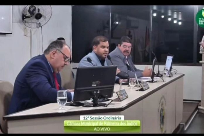 Professor causa tumultuo  durante sessão na Câmara comparando presidente da Casa com Alexandre de Moraes