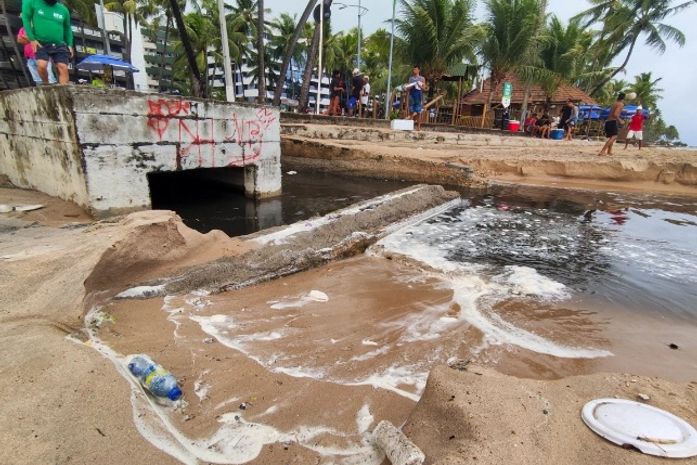 Esgoto na praia