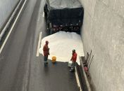 Carreta derrama fertilizante e causa lentidão no trânsito na ladeira Geraldo Melo