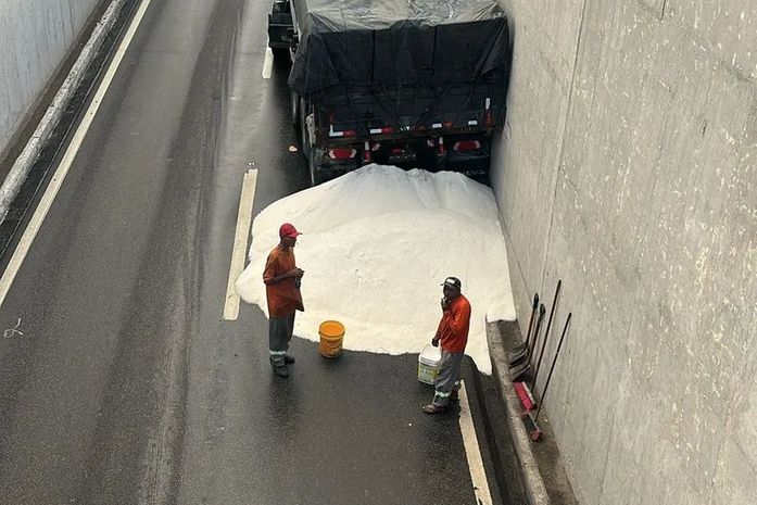 Carreta derrama fertilizante e causa lentidão no trânsito na ladeira Geraldo Melo