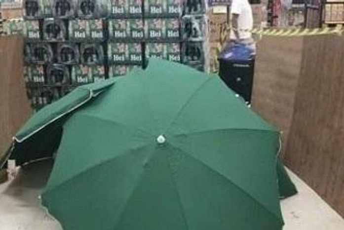 Funcionário morre e hipermercado cobre corpo com guarda-sóis e continua em funcionamento no Recife